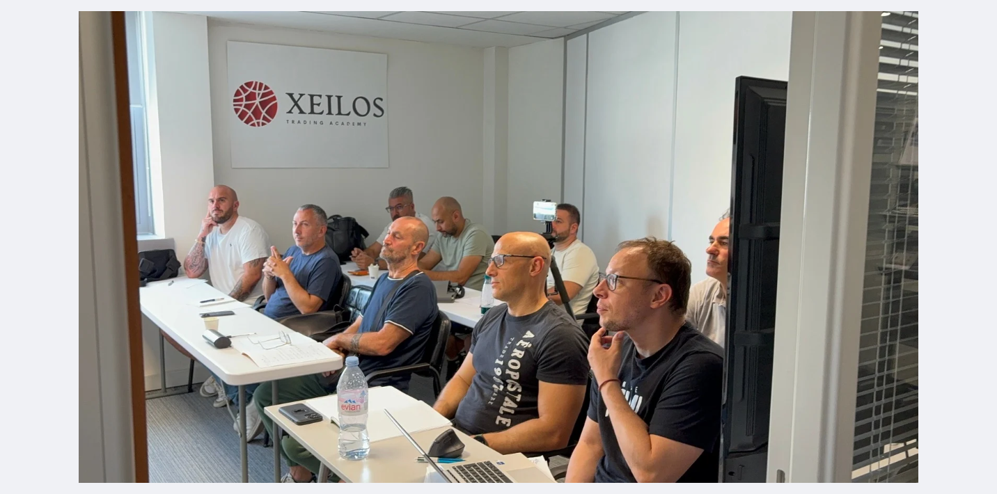 Élèves assis en classe à Xeilos Trading Academy, attentifs et prenant des notes pendant une formation.